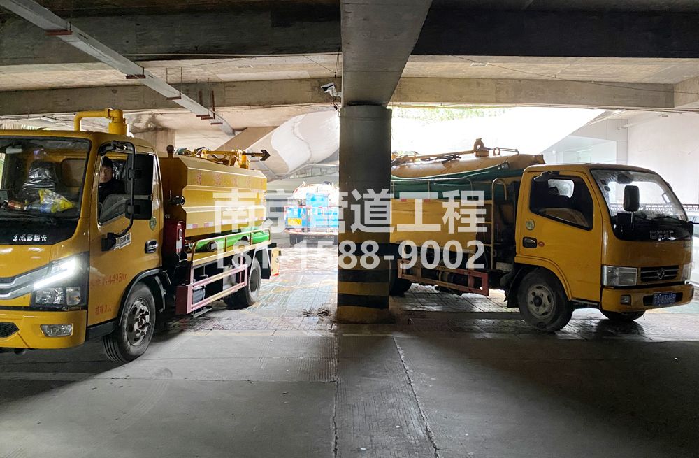 274文康苑商场地下室化粪池清理