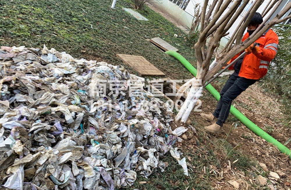 315文康苑化粪池垃圾清理